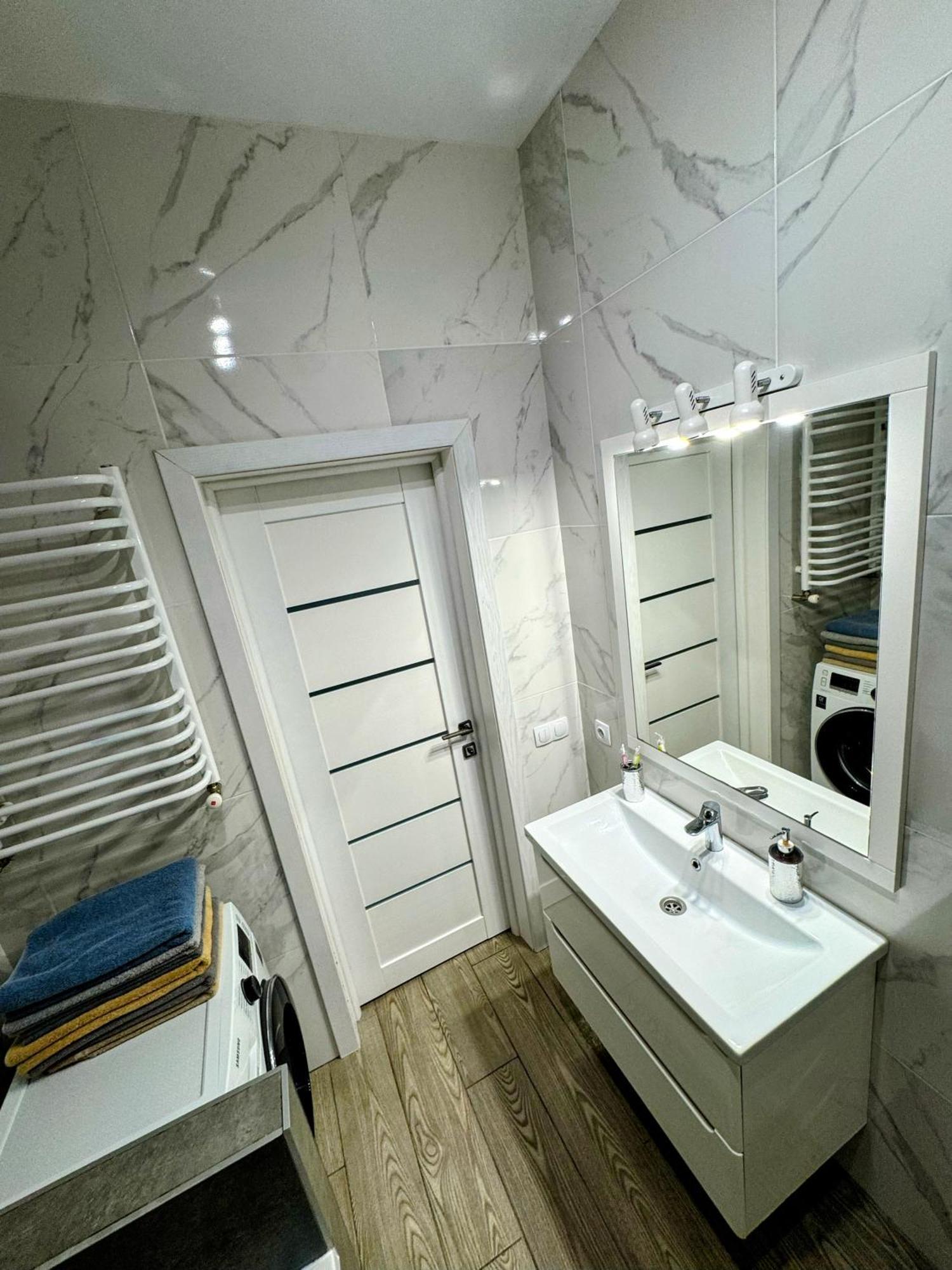 Vip Apartment У Центрі Міста, Новобуджк Театральний,Дуже Простора Rivne Zewnętrze zdjęcie